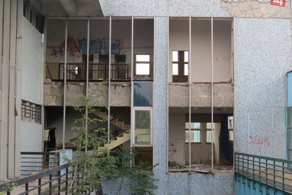 Fotky z centra Michaloviec: Kedysi vychytený obchoďák, dnes chátrajúci objekt