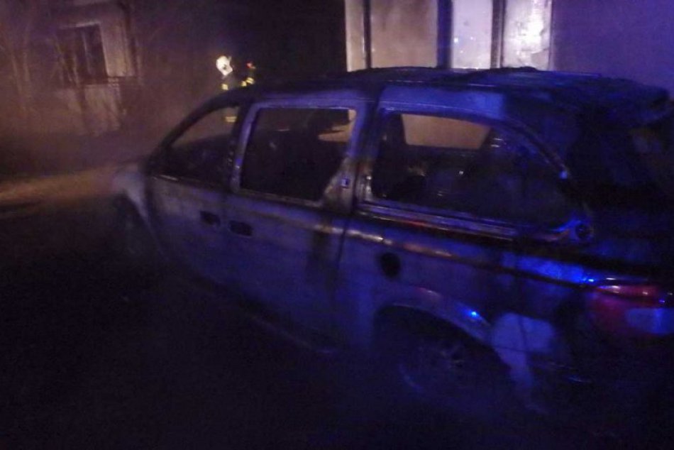 ZÁBERY Z MIESTA: Osobné auto v Šulekove zachvátili plamene!