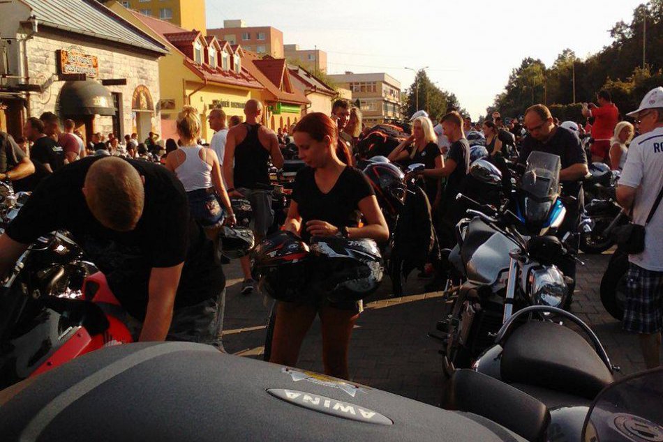 V OBRAZOCH: Na motozraze na Šírave sa stretli tisíce motorkárov