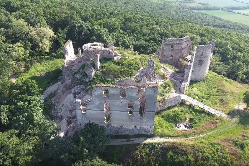 TOP 5 zrúcanín hradov v Nitrianskom kraji