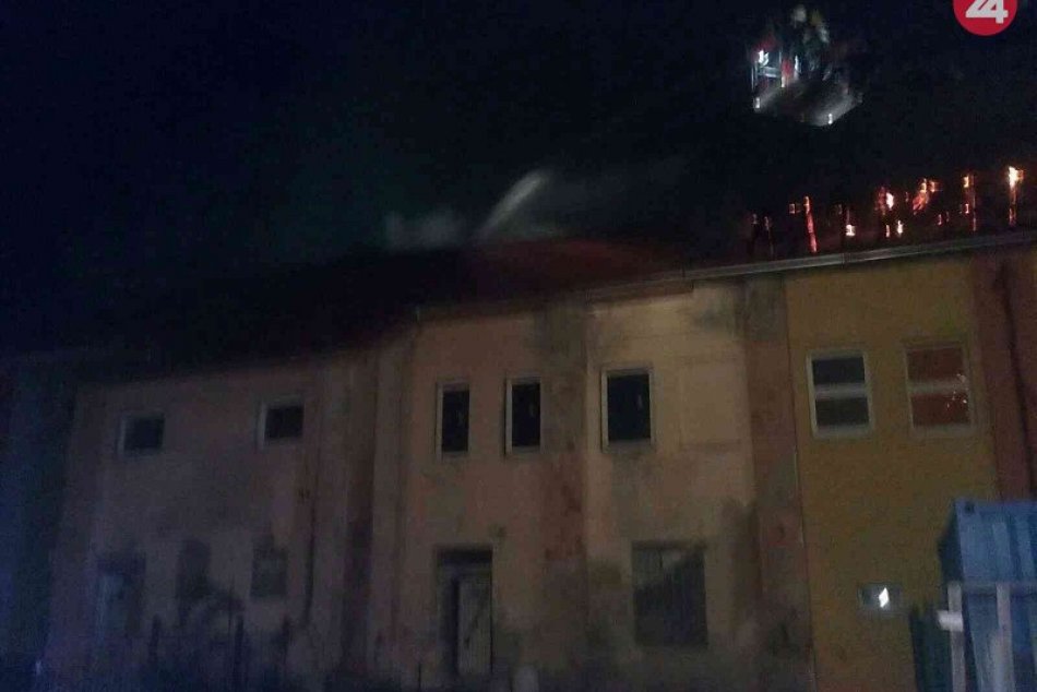 Pri požiari budovy evakuovali hasiči z blízkeho hotela 40 ľudí