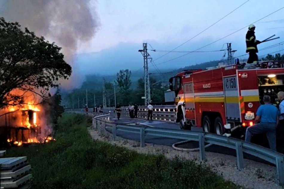 Požiar na sídlisku Stred v Považskej Bystrici: Zábery z miesta