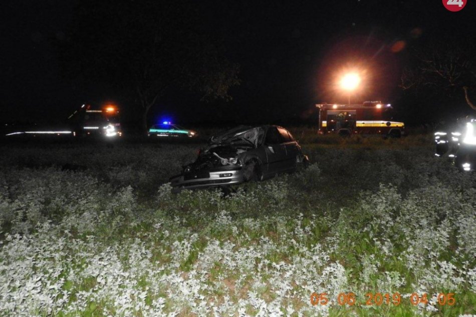 Mladý vodič sa s BMW niekoľkokrát prevrátil: Po prevoze do nemocnice zomrel