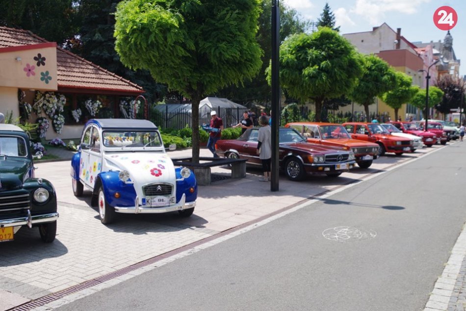 V OBRAZOCH: Milovníci krásnych vozidiel si v centre Michaloviec prišli na svoje