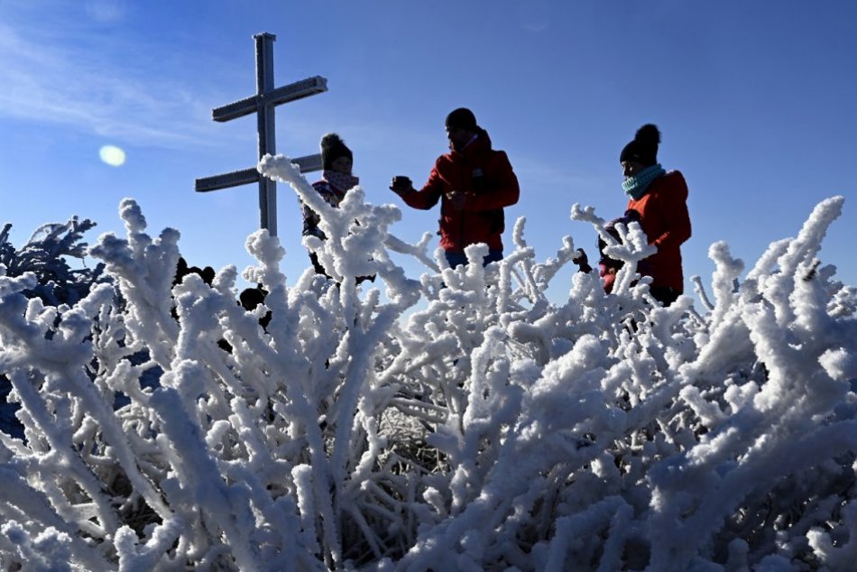 OBRAZOM: Zimný výstup turistov na vrch Strážov v Strážovských vrchoch