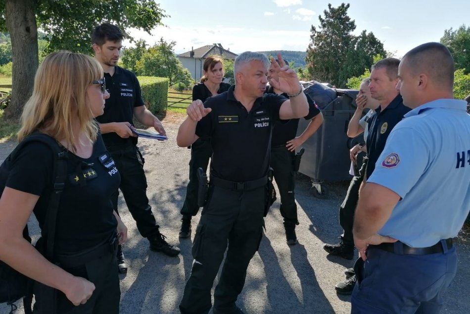 FOTO: Desiatky ľudí sa zapojili do pátracej akcie, starčeka našli živého
