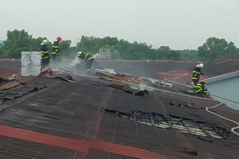 FOTO: Požiar strechy výrobnej haly v Bošanoch