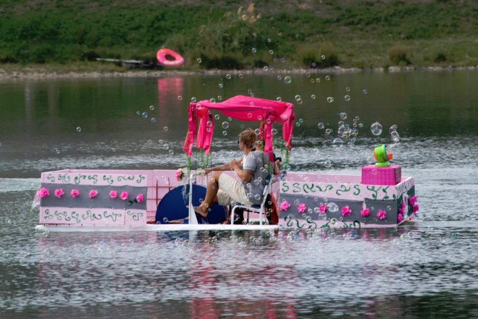 FOTO: Na Štrkovecké jazero sa vrátili netradičné plavidlá na ľudský pohon