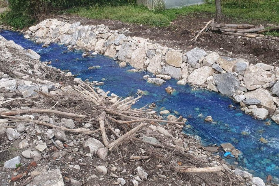 FOTO: Neznáma látka sfarbila potok v obci Košecké Podhradie – časť Kopec namodro