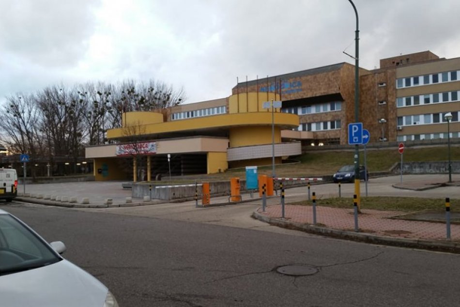 Parkovanie pri nemocnici Antolská v Petržalke