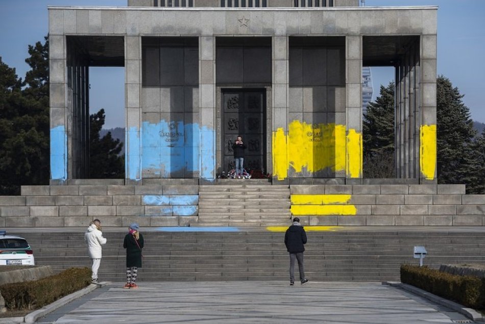Pamätník Slavín natreli žltou a modrou farbou