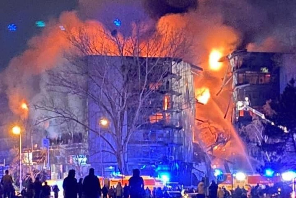 Nočný požiar parkovacieho domu v Bratislave