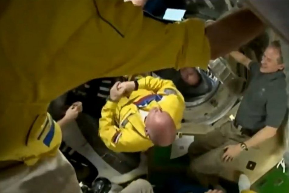 Kozmonauti z Ruska nastúpili na ISS v žlto-modrých kombinézach