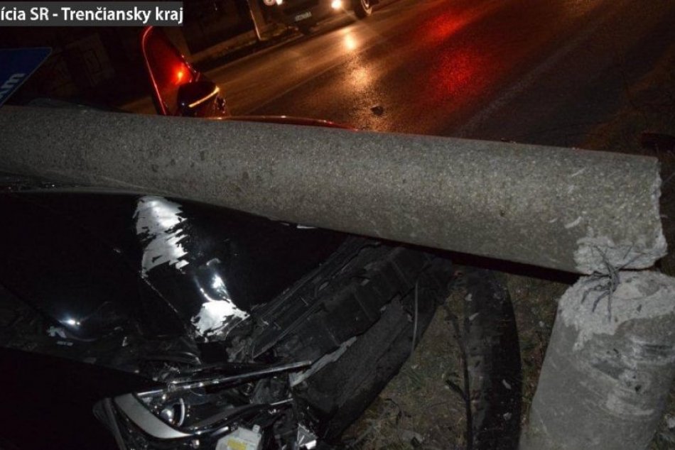 FOTO: Nehoda v Malých Uherciach, vodičovi na BMW namerali 3 promile