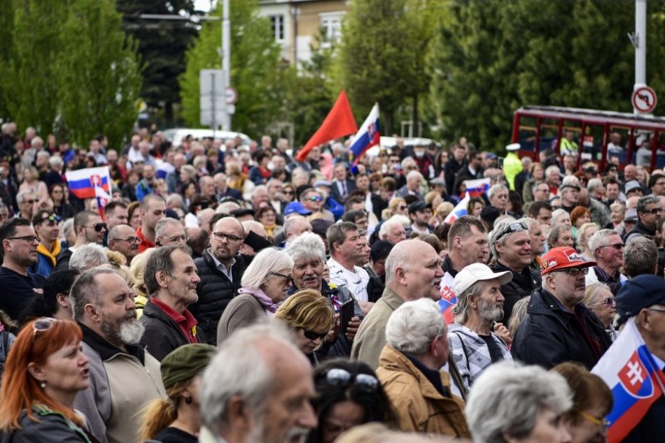 FOTO: Protest Smeru Za Roberta Fica, Za právny štát, Za Slovensko pred NR SR