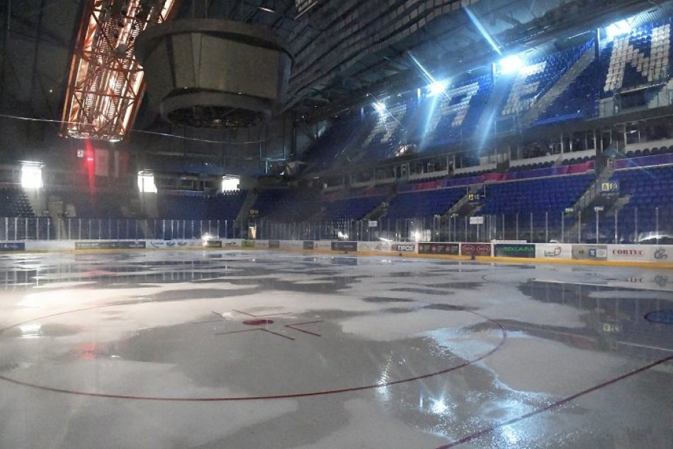 Roztápajúca sa ľadová plocha v košickej hokejovej Steel Aréne
