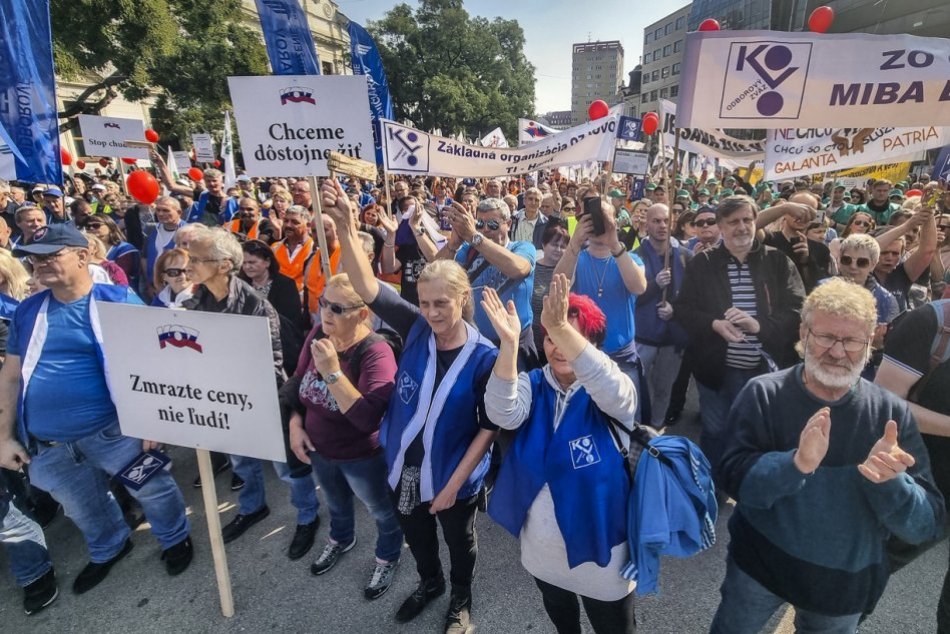Objektívom: V Bratislave protestujú tisíce ľudí proti chudobe