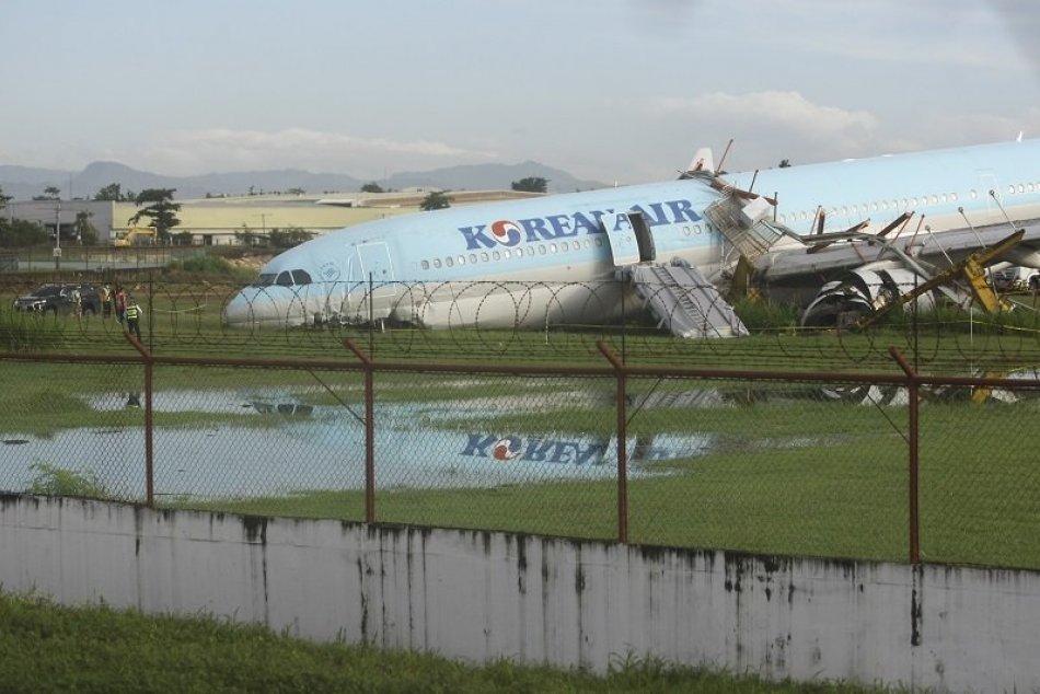 Lietadlo spoločnosti Korean Air vybehlo pri pristávaní z dráhy
