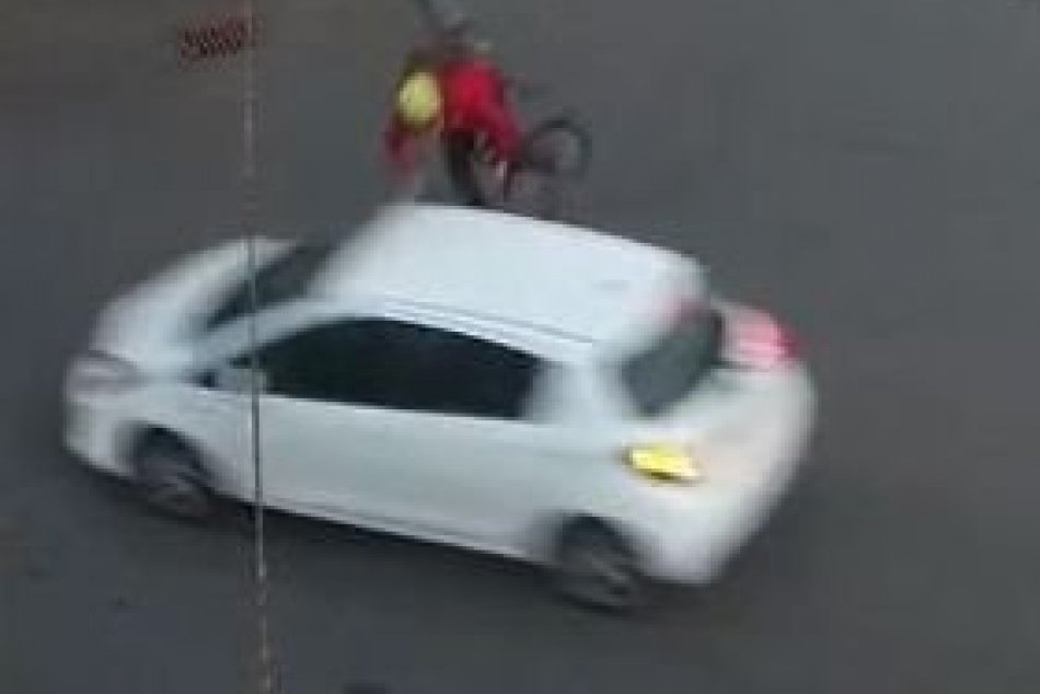 Vodič v Bystrici nedal prednosť cyklistovi