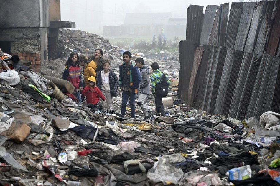 FOTO: V byte so 14 ľuďmi sa rómskej osade prepadla podlaha