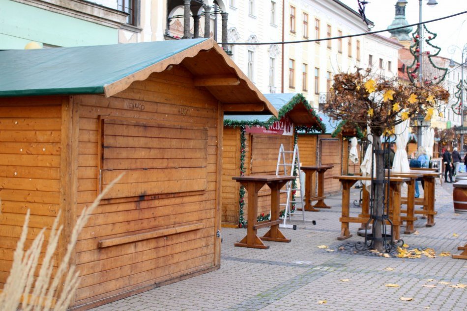 V OBRAZOCH: Bystrica sa pripravuje na obľúbené vianočné trhy