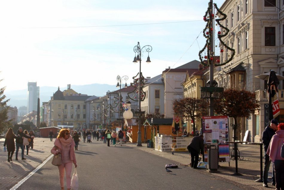 V OBRAZOCH: V Bystrici odštartovali obľúbené vianočné trhy