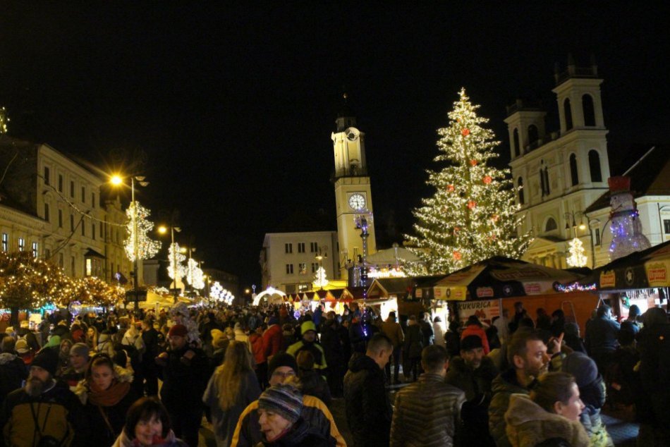 V OBRAZOCH: Vianočné centrum Bystrice je po zotmení očarujúce