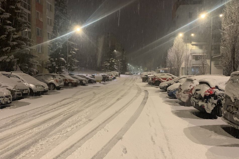 V OBRAZOCH: Snehová nádielka v meste pod Urpínom