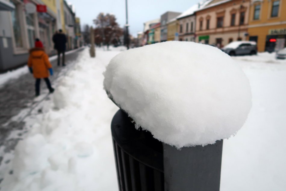 Objektívom: Situácia na cestách po hustom snežení v Poprade