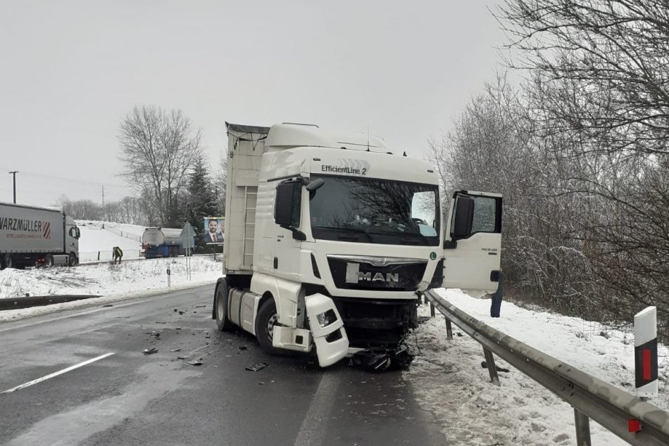 V OBRAZOCH: Tragická zrážka auta s kamiónom na Podpoľaní