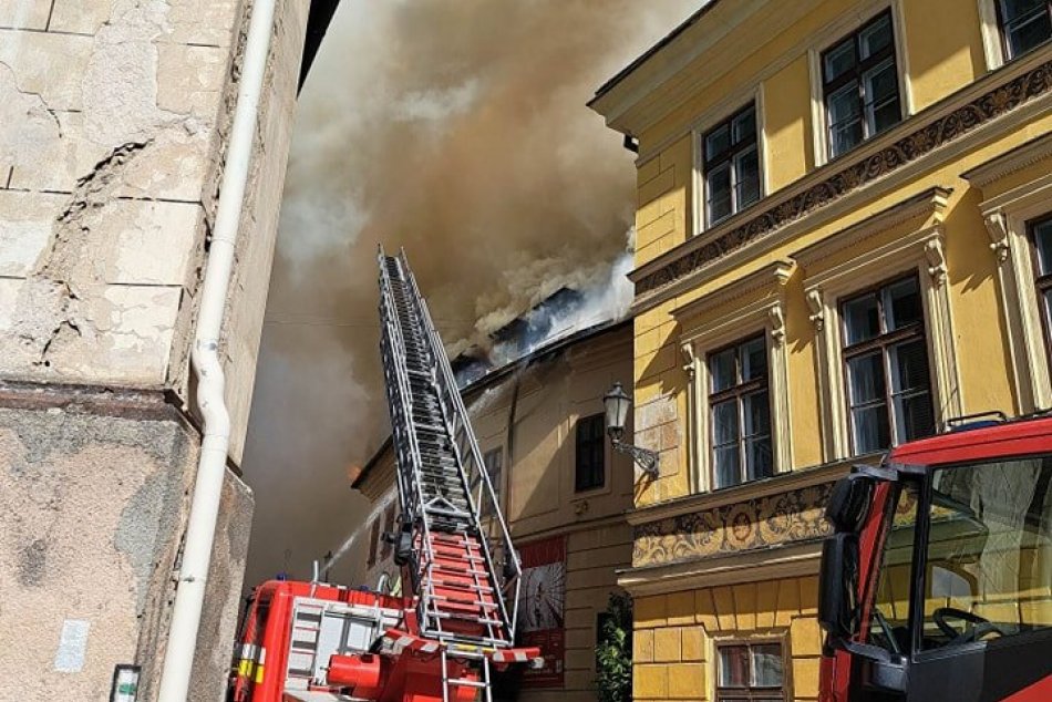 FOTO: V Banskej Štiavnici horelo niekoľko objektov v centre