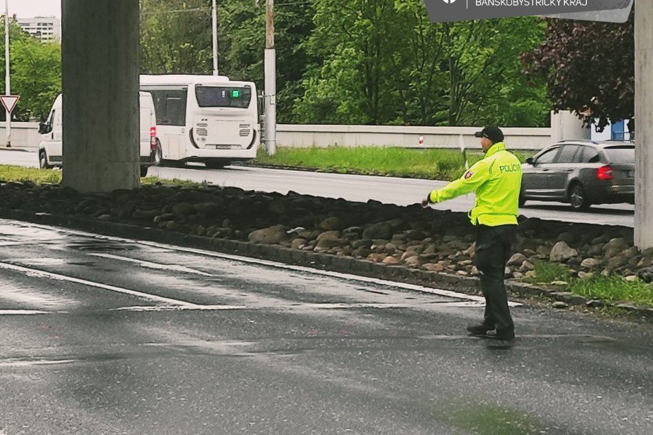 V OBRAZOCH: Križovatky v Bystrici riadia dopravní policajti