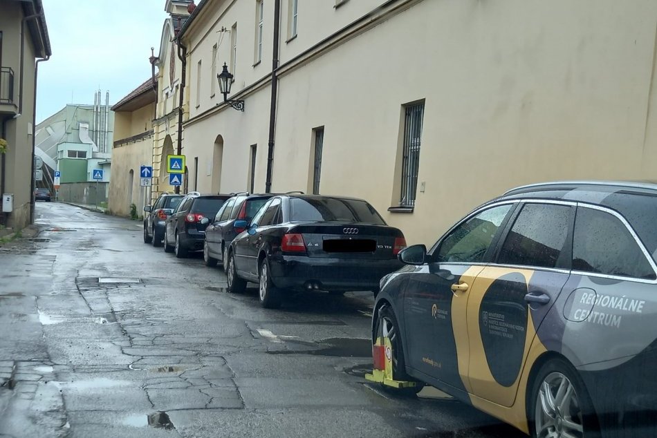 Objektívom: Rarita v Prešove, papuču dostalo aj prominentné vozidlo
