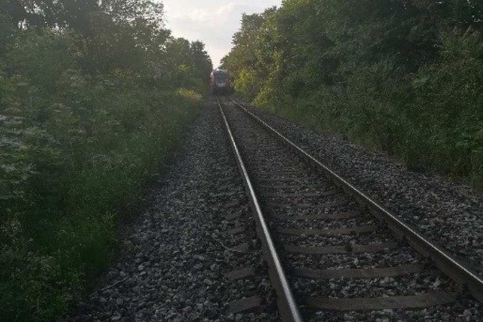Pri nehode na železnici vlak zrazil ženu