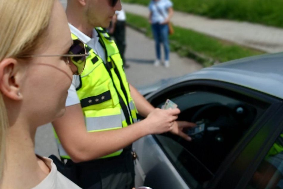 V OBRAZOCH: Dopravní policajti odmeňovali bystrických vodičov