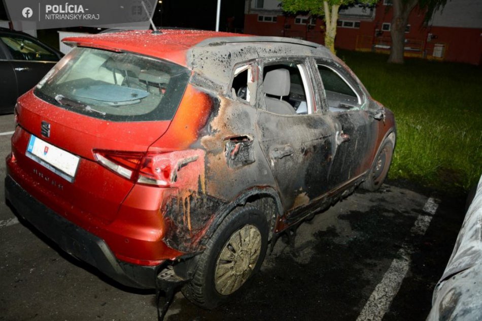 Mladík v Topoľčanoch podpálil dve autá