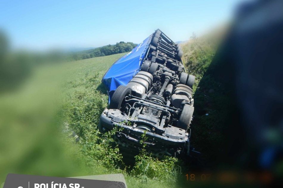 V OBRAZOCH: Kamión zostal po nehode prevrátený na boku