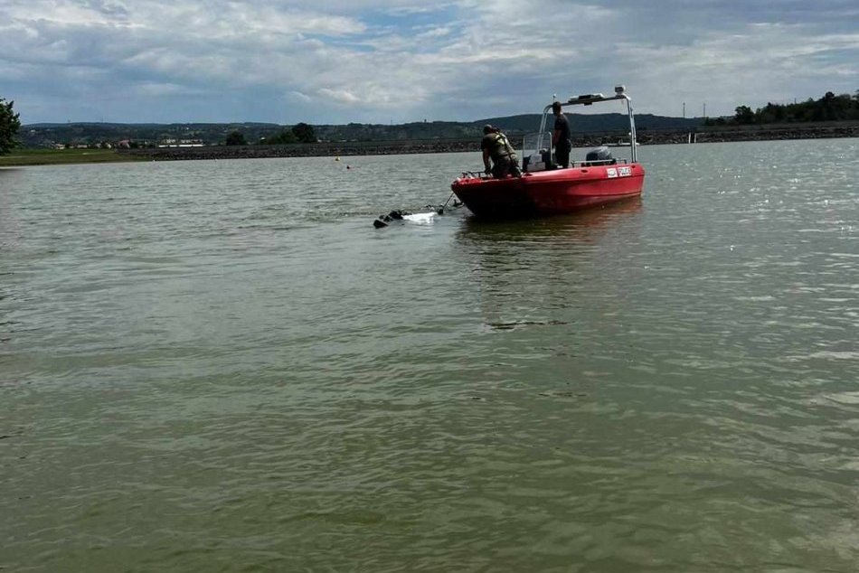 V OBRAZOCH: Vo vodnej nádrži našli utopeného muža