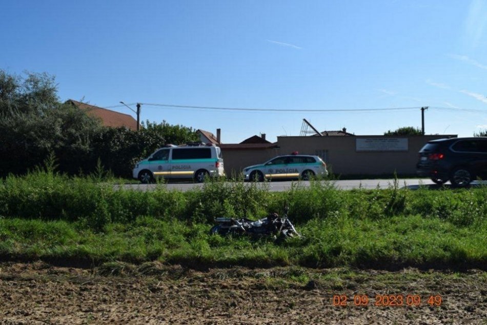 Motorku nechal vodič na mieste nehody a utiekol