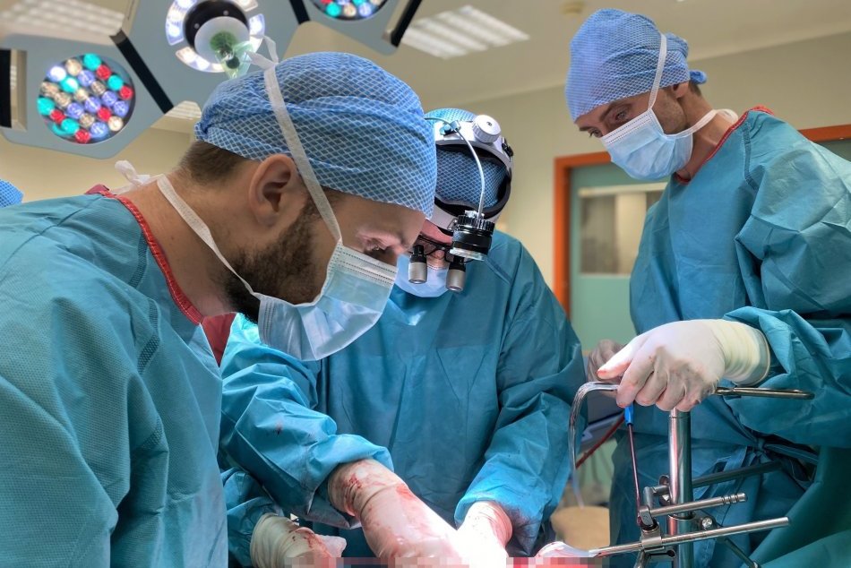 V OBRAZOCH: Cievni chirurgovia vyoperovali nádor vo veľkosti rugbyovej lopty