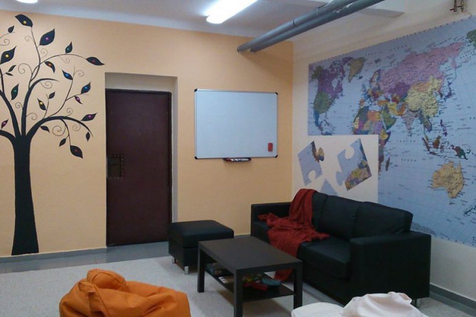 Tmavú triedu na gymnáziu sme premenili na modernú študovňu