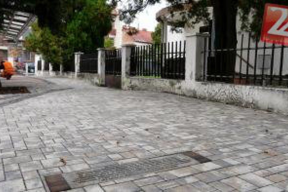 Nevšedné nápisy na chodníku