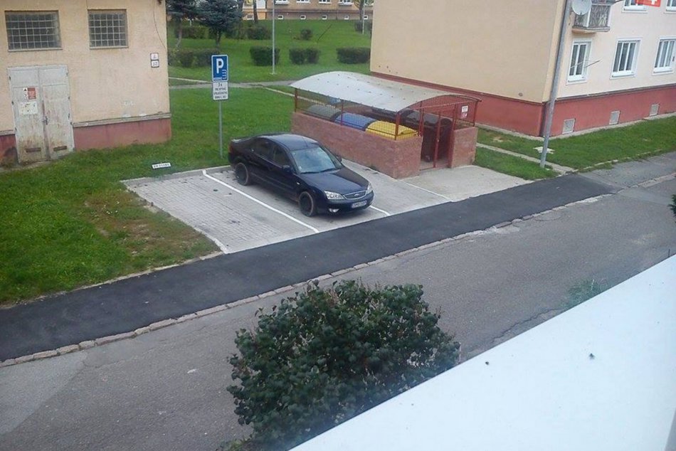 Tip od čitateľky: TAKTO vyzerajú chodníky na žiarskej ulici Hutníkov!