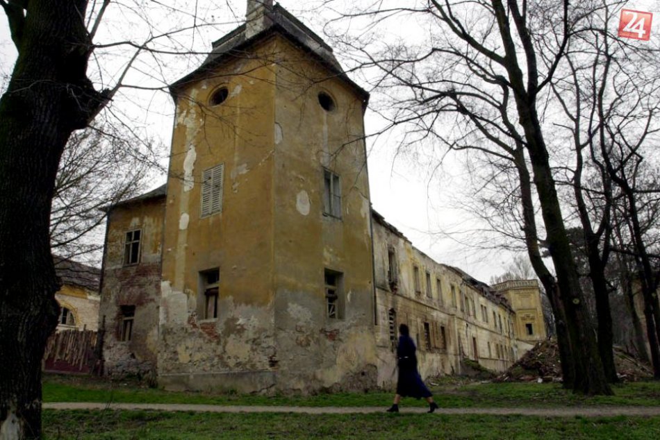 Renesančný kaštieľ v Oponiciach pred rekonštrukciou