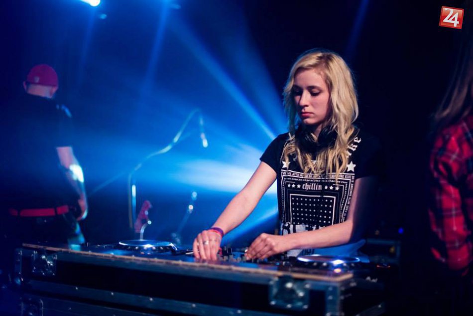 Nežná blondínka Sofia to vie za mixom poriadne rozbaliť