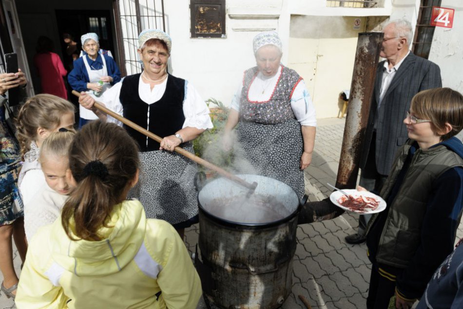 Maškrtníci si prišli na svoje: Zlaté Moravce zažili tradičné slivkobranie