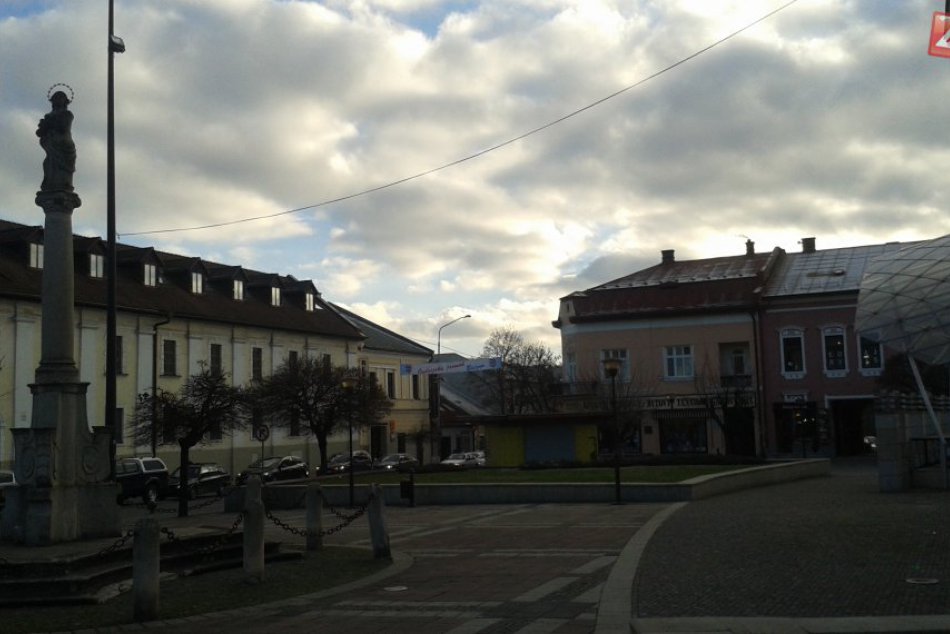 Na námestí je už rušno: Kolotoče sa rozkladajú na tradičnom mieste