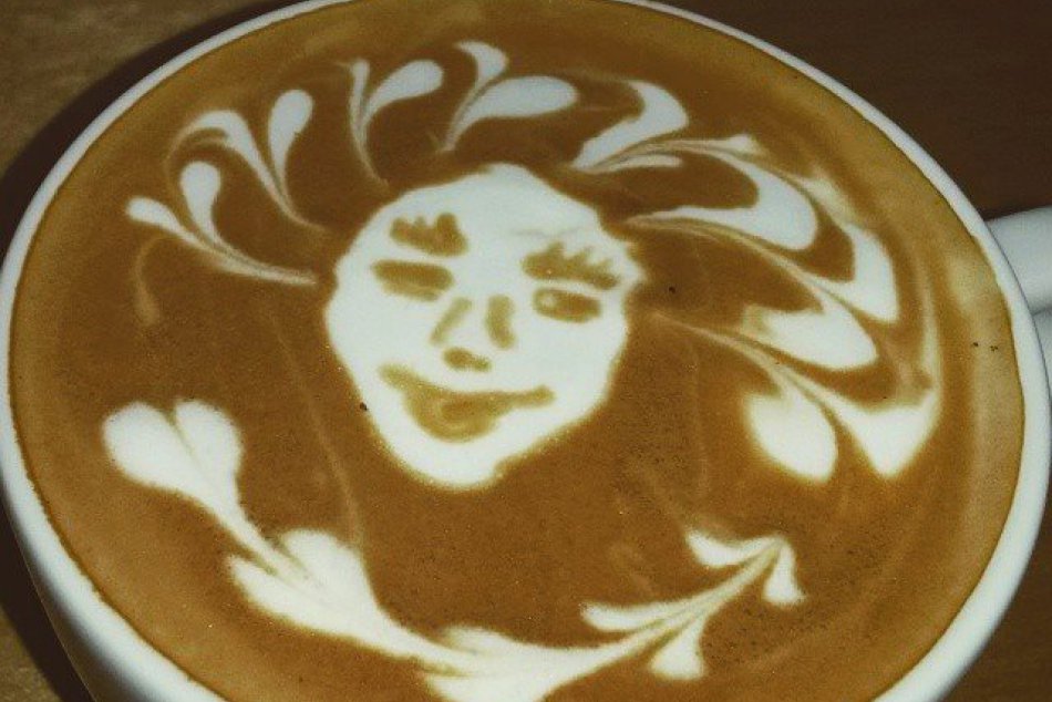 Šikovné ruky prešovského baristu: Takto parádne Viktor kreslí do kávy