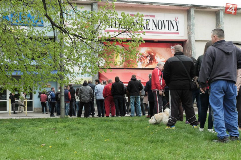 Hokejový ošiaľ v Nitre, FOTO: Dlhé rady na lístky vytvárajú fanúšikovia už od rá