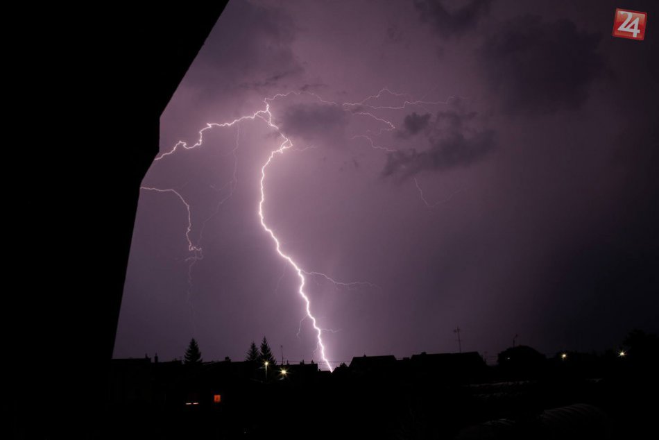 Búrka a blesky v Bešeňove